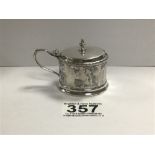 A SILVER DRUM SHAPED MUSTARD POT, HALLMARKED BIRMINGHAM 1929 BY MAPPIN & WEBB, 52G