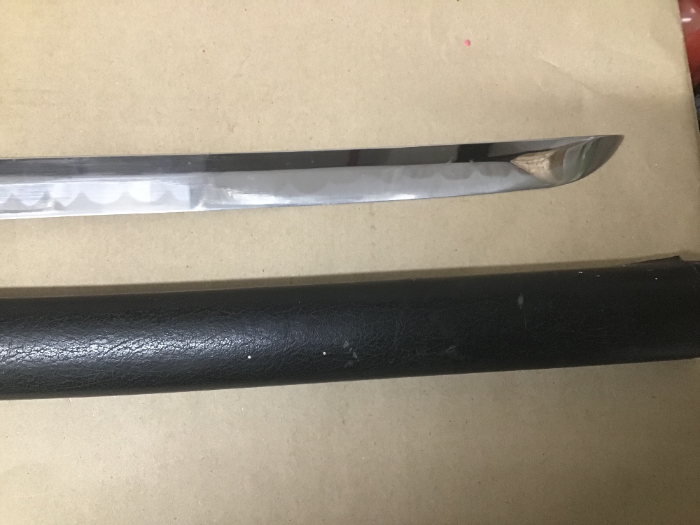 A JAPANESE KATANA SWORD IN ORIGINAL SCABBARD, 102CM LONG - Image 3 of 5