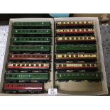 A COLLECTION OF FIFTEEN HORNBY DUBLO OO GAUGE MODEL RAILWAY CARRIAGES