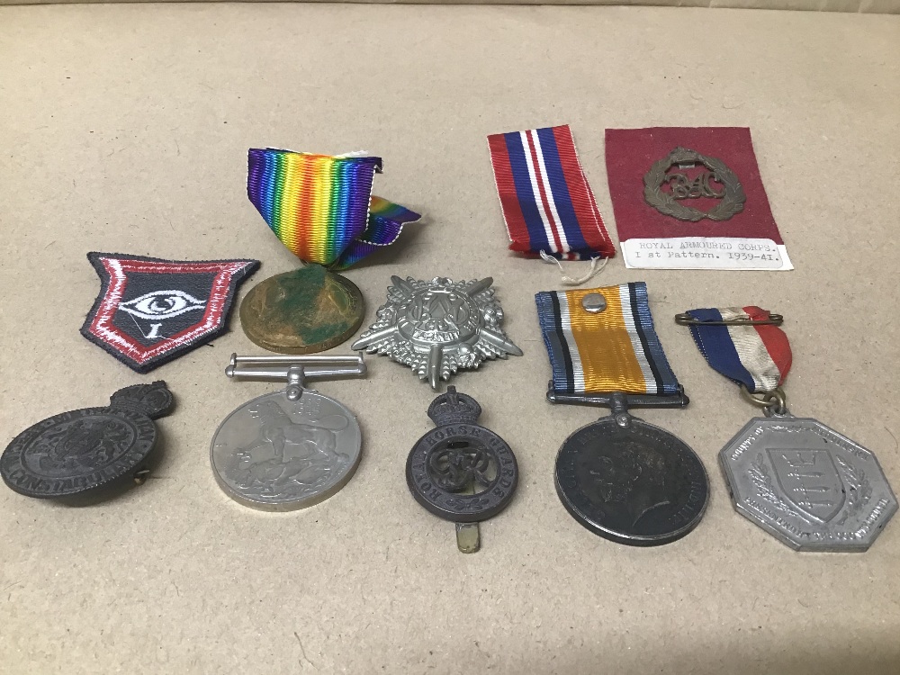 SMALL GROUP OF MILITARY BADGES AND MEDALS, INCLUDING WWI 1914-18 VICTORY MEDAL, WWI 1918 CAP - Image 6 of 7