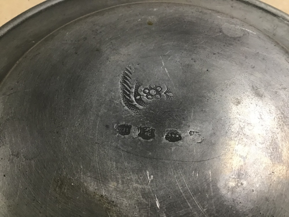 THREE EARLY PEWTER PLATES OF GRADUATING FORM, LARGEST 23CM DIAMETER, TOGETHER WITH A PEWTER INKWELL - Image 3 of 3