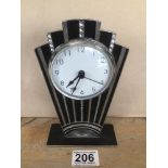 A MODERN ART DECO STYLE QUARTZ MANTLE CLOCK, THE DIAL WITH ARABIC NUMERALS DENOTING HOURS, 18CM