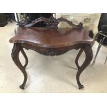 AN ORNATE REPRODUCTION CONSOLE TABLE WITH TURNED OUT LEGS IN MAHOGANY