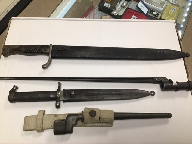 A GROUP OF 4 BAYONETS, INCLUDING SWEDISH STEEL DOUBLE EDGE BAYONET, RUSSIAN CRUCIFORM SOCKET