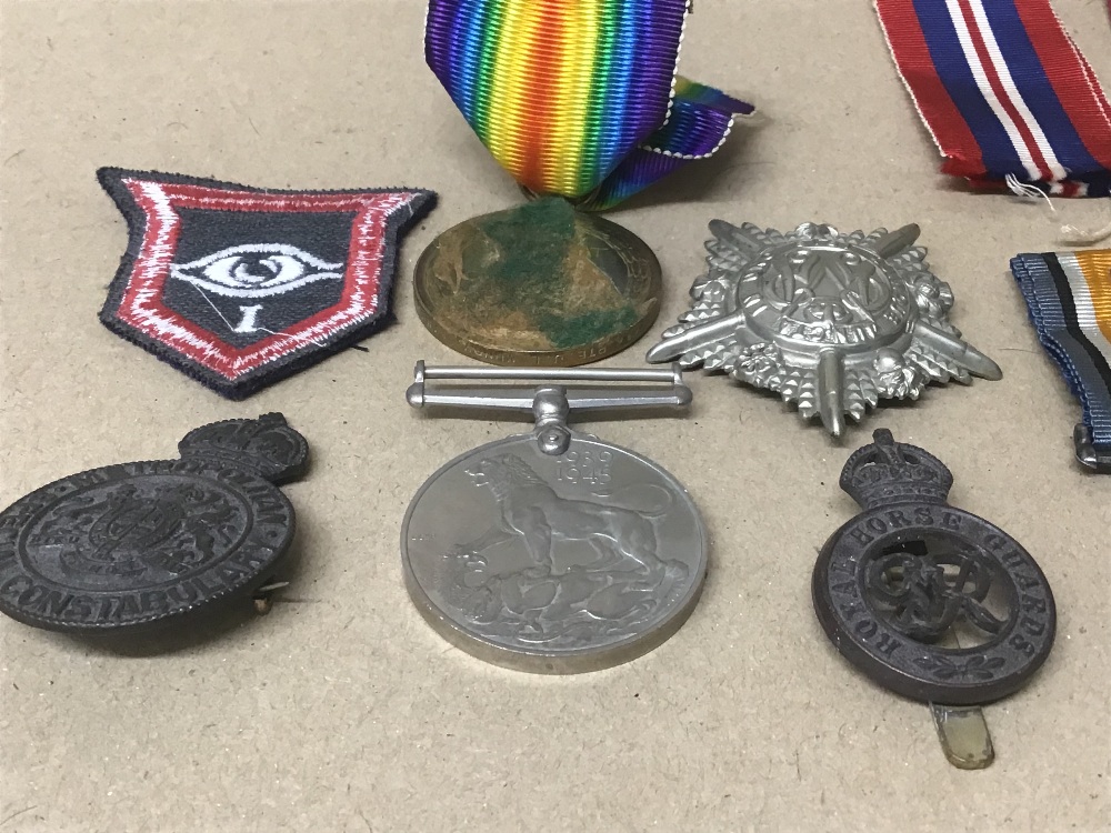 SMALL GROUP OF MILITARY BADGES AND MEDALS, INCLUDING WWI 1914-18 VICTORY MEDAL, WWI 1918 CAP - Image 3 of 7