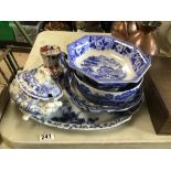 FIVE PIECES OF EARLY BLUE AND WHITE CERAMICS, INCLUDING COPELAND SPODE'S ITALIAN PATTERN FRUIT BOWL,