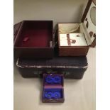 TWO VINTAGE TRAVELLING CASES, ONE BEING A FITTED JEWELLERY BOX, A SMALL JEWELLERY CASKET AND