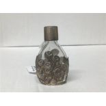 A MODERN SILVER MOUNTED SCENT BOTTLE WITH FLORAL DECORATION, HALLMARKED LONDON 1991 BY ARI D NORMAN,