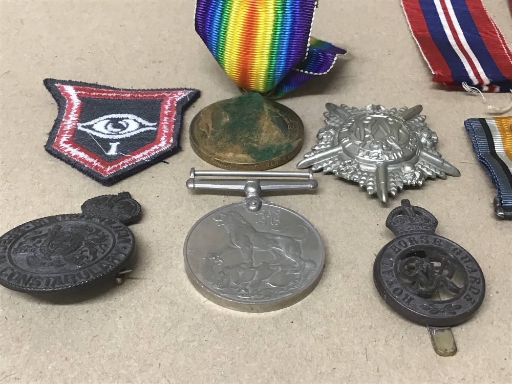 SMALL GROUP OF MILITARY BADGES AND MEDALS, INCLUDING WWI 1914-18 VICTORY MEDAL, WWI 1918 CAP - Image 4 of 7