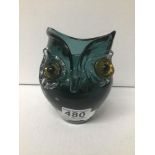 A MURANO ART GLASS VASE IN THE FORM OF AN OWL, 12.5CM HIGH