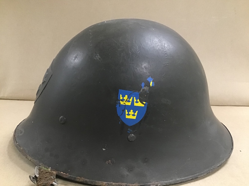 A MILITARY HELMET WITH ITS INNERS - Image 2 of 3