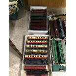 A COLLECTION OF OO GAUGE RAILWAY CARRIAGES, BY HORNBY DUBLO, HORNBY AND TRI-ANG HORNBY ETC