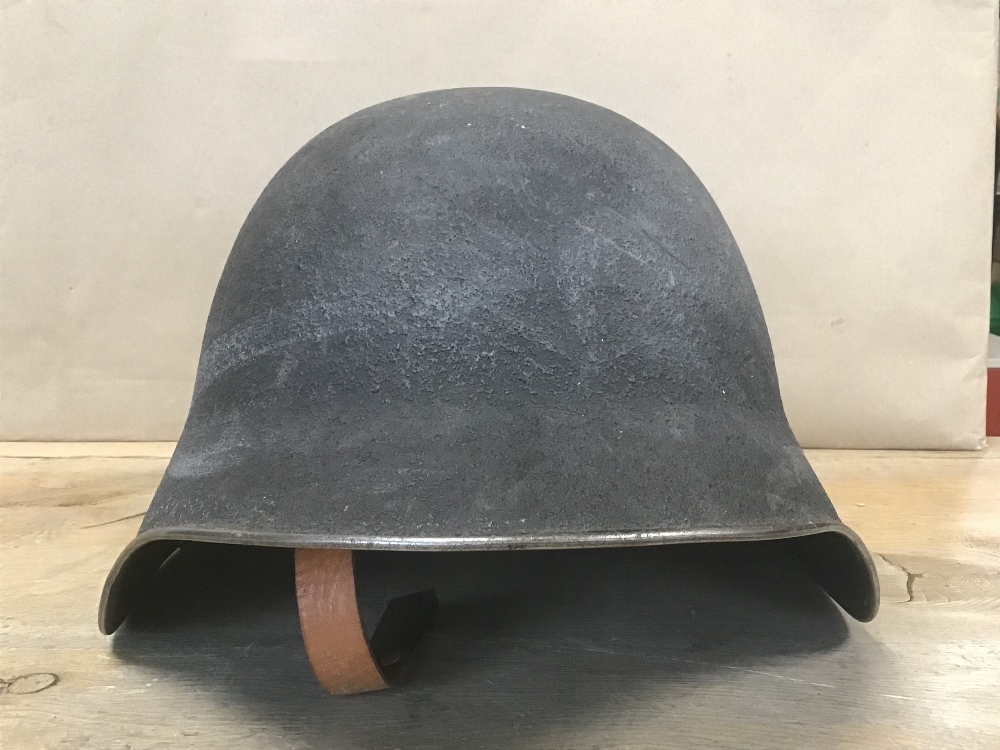 A MILITARY HELMET WITH ITS INNERS - Image 2 of 4