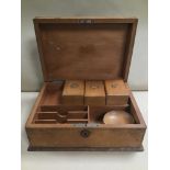 AN UNUSUAL WOODEN STORAGE BOX WITH COMPARTMENTED INTERIOR, 28.5CM WIDE