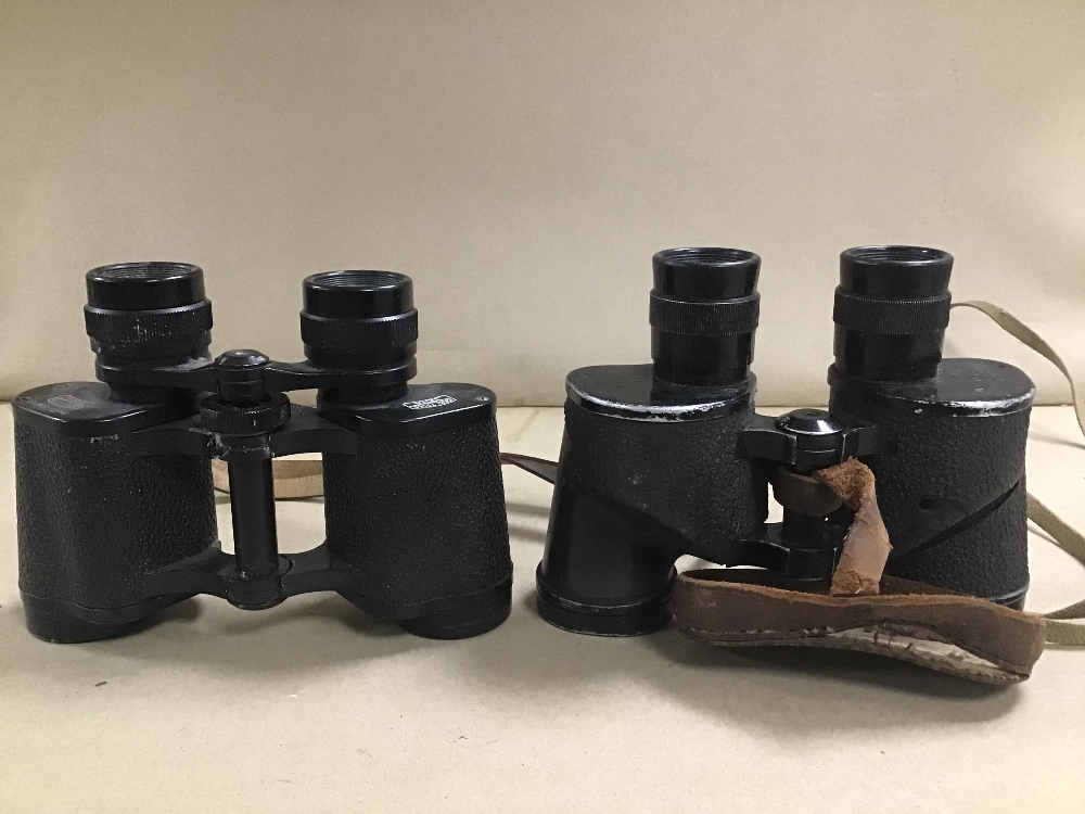 A PAIR OF US NAVY WWII UNIVERSAL CAMERA CORPS 6X30 BINOCULARS, 06513, TOGETHER WITH A PAIR OF CARL