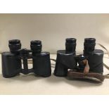 A PAIR OF US NAVY WWII UNIVERSAL CAMERA CORPS 6X30 BINOCULARS, 06513, TOGETHER WITH A PAIR OF CARL