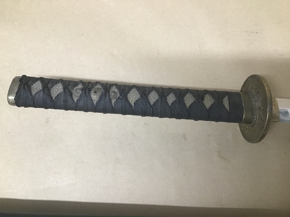 A JAPANESE KATANA SWORD IN ORIGINAL SCABBARD, 102CM LONG - Image 4 of 5