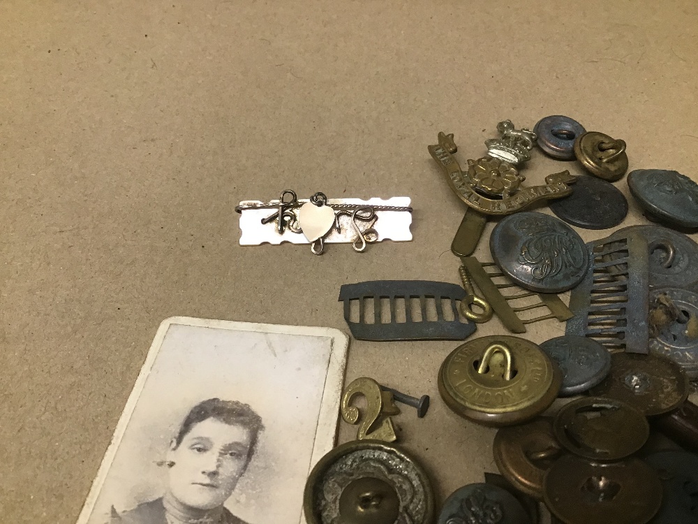 A COLLECTION OF MILITARY BADGES AND BUTTONS, INCLUDING 1914 SWEETHEART BROOCH MADE OUT OF THREE - Image 3 of 4