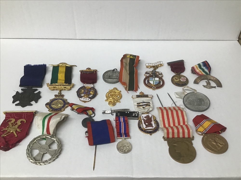 A COLLECTION OF VARIOUS MEDALS, INCLUDING NUMEROUS MASONIC EXAMPLES, A WWII DEFENCE MEDAL,