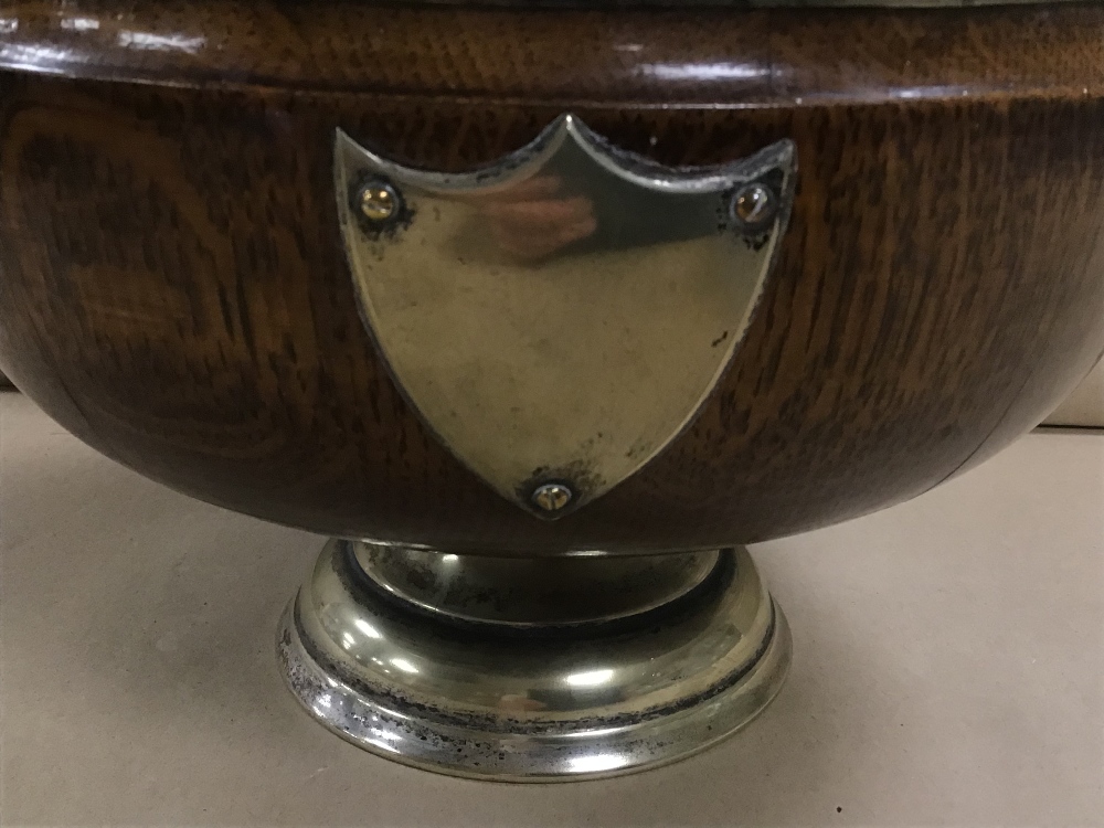 AN OAK ICE BUCKET/BOWL WITH CERAMIC LINING OF CIRCULAR FORM, SILVER PLATE MOUNTS - Image 2 of 4