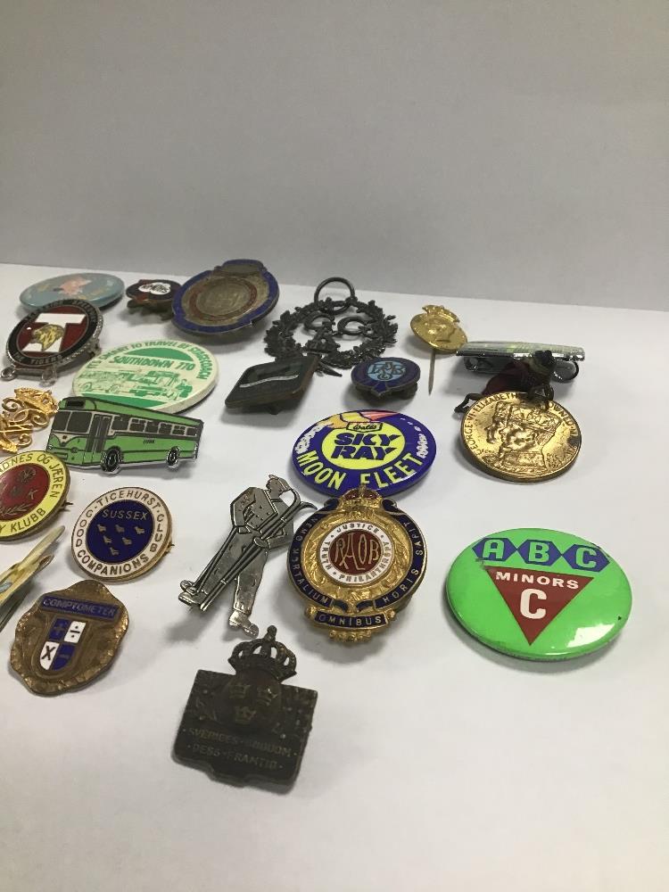 A COLLECTION OF VINTAGE BADGES, BUTTONS AND PINS, SOME WITH ENAMEL DECORATION - Image 3 of 3