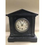 A WOODEN CASED MANTLE CLOCK WITH PENDULUM AND KEY
