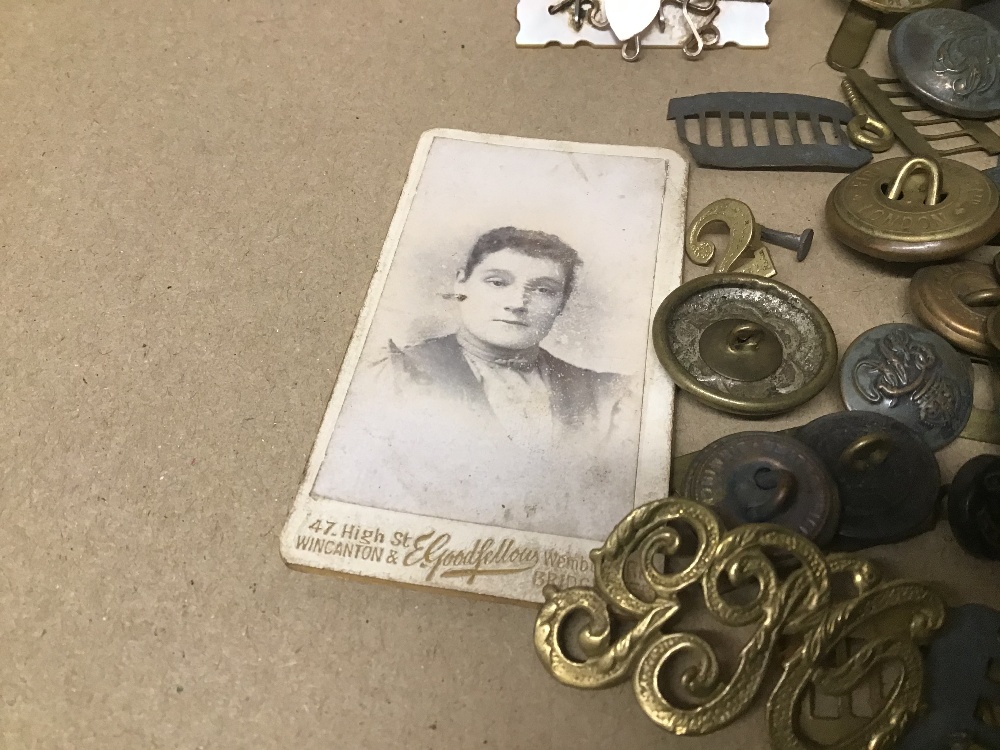 A COLLECTION OF MILITARY BADGES AND BUTTONS, INCLUDING 1914 SWEETHEART BROOCH MADE OUT OF THREE - Image 4 of 4