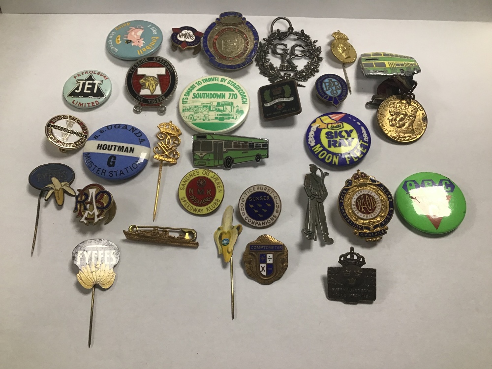 A COLLECTION OF VINTAGE BADGES, BUTTONS AND PINS, SOME WITH ENAMEL DECORATION