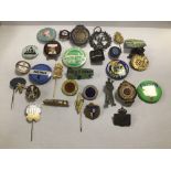 A COLLECTION OF VINTAGE BADGES, BUTTONS AND PINS, SOME WITH ENAMEL DECORATION