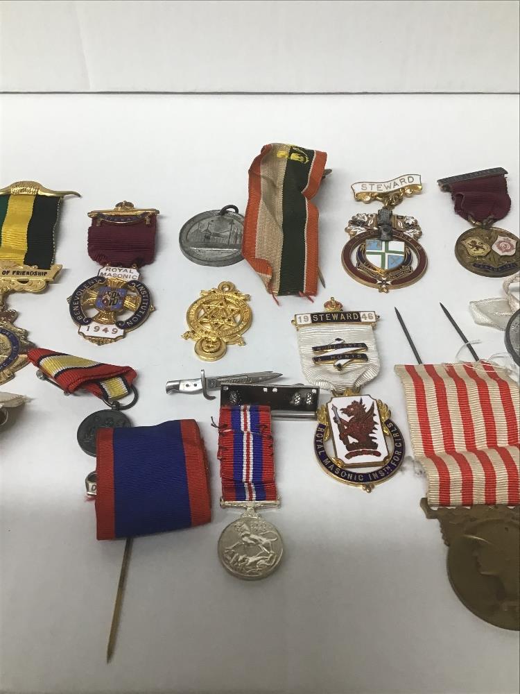 A COLLECTION OF VARIOUS MEDALS, INCLUDING NUMEROUS MASONIC EXAMPLES, A WWII DEFENCE MEDAL, - Image 3 of 4