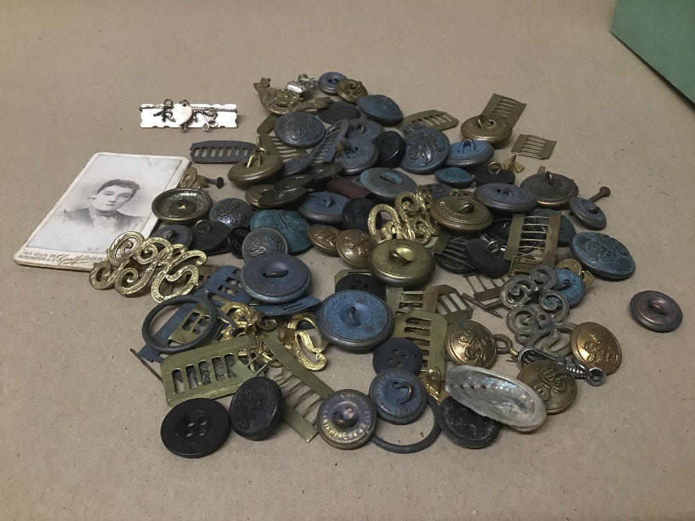 A COLLECTION OF MILITARY BADGES AND BUTTONS, INCLUDING 1914 SWEETHEART BROOCH MADE OUT OF THREE - Image 2 of 4