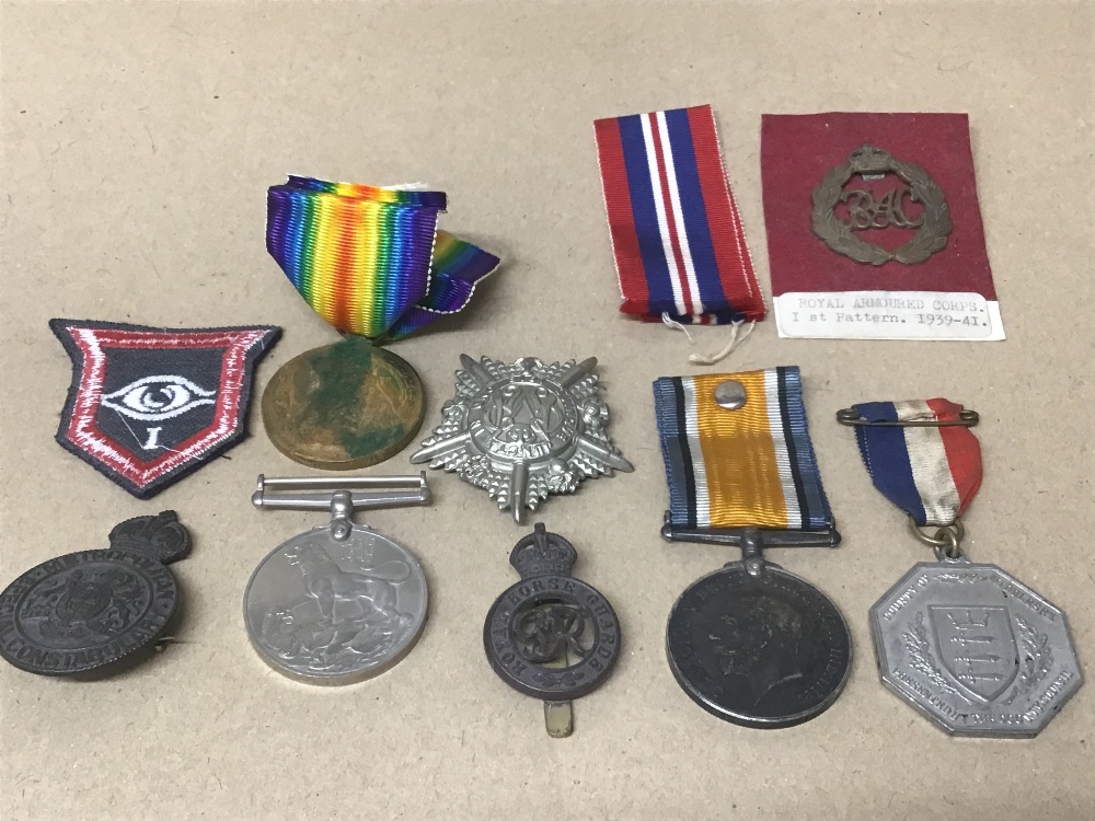 SMALL GROUP OF MILITARY BADGES AND MEDALS, INCLUDING WWI 1914-18 VICTORY MEDAL, WWI 1918 CAP - Image 5 of 7