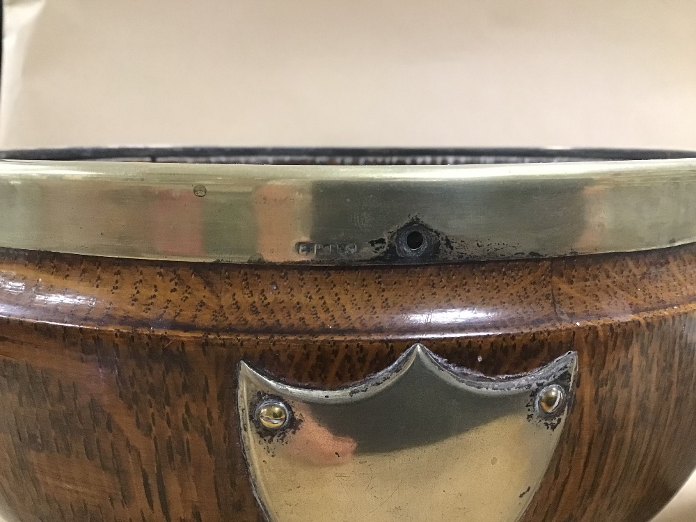 AN OAK ICE BUCKET/BOWL WITH CERAMIC LINING OF CIRCULAR FORM, SILVER PLATE MOUNTS - Image 4 of 4