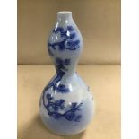 A 19TH CENTURY JAPANESE BLUE AND WHITE PORCELAIN DOUBLE GOURD VASE, DECORATED WITH TRADITIONAL SCENE