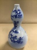 A 19TH CENTURY JAPANESE BLUE AND WHITE PORCELAIN DOUBLE GOURD VASE, DECORATED WITH TRADITIONAL SCENE