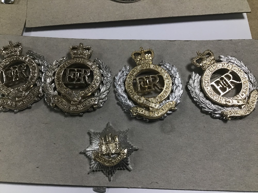 A COLLECTION OF ASSORTED MILITARY CAP BADGES FROM VARIOUS REGIMENTS WITH NAPKIN RINGS - Image 4 of 5