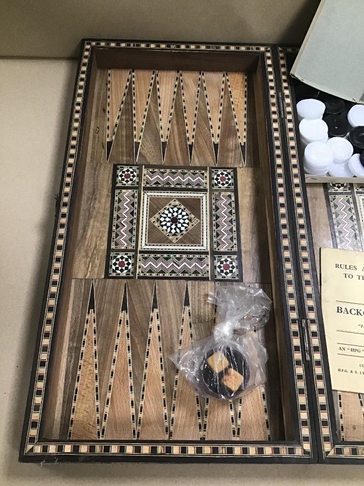 A LARGE ANGLO INDIAN GAMES BOX WITH INLAID MARQUETRY AND PARQUETRY DECORATION. 49CM WIDE - Image 3 of 7