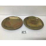 A PAIR OF ART NOUVEAU WMF HAMMERED BRASS DISHES OF CIRCULAR FORM, 14.5CM DIAMETER