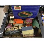 A QUANTITY OF HORNBY DUBLO MODEL RAILWAY SCENERY AND ACCESSORIES, INCLUDING BOXED DI TURNTABLE AND