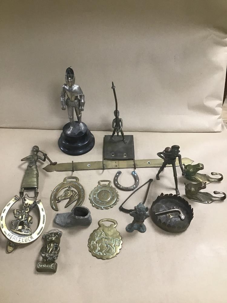 A MIXED LOT OF METALWARE, INCLUDING NOVELTY KNIGHT TABLE LIGHTER, BRASS CHESHIRE CAT DOOR KNOCKER,