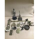 A MIXED LOT OF METALWARE, INCLUDING NOVELTY KNIGHT TABLE LIGHTER, BRASS CHESHIRE CAT DOOR KNOCKER,