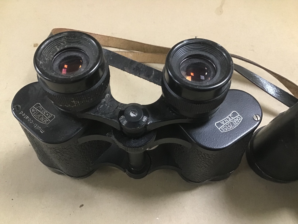 A PAIR OF US NAVY WWII UNIVERSAL CAMERA CORPS 6X30 BINOCULARS, 06513, TOGETHER WITH A PAIR OF CARL - Image 2 of 4