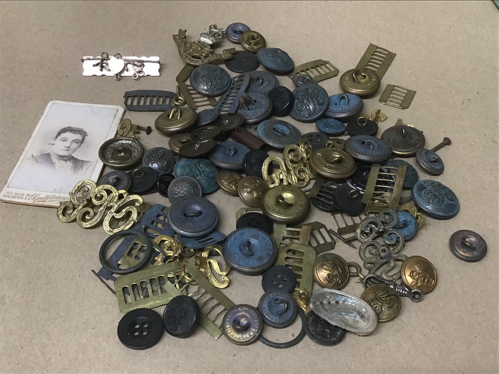 A COLLECTION OF MILITARY BADGES AND BUTTONS, INCLUDING 1914 SWEETHEART BROOCH MADE OUT OF THREE