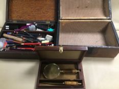 AN EARLY 20TH CENTURY OAK BOX CONTAINING VARIOUS STATIONARY, TOGETHER WITH A CASED MAGNIFYING