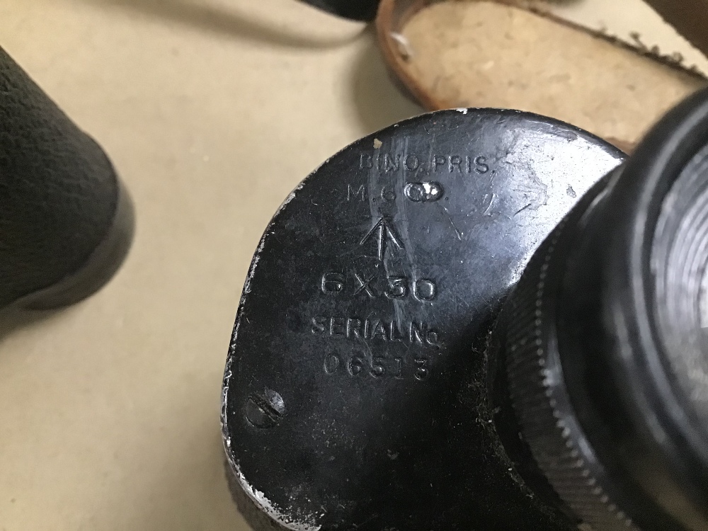 A PAIR OF US NAVY WWII UNIVERSAL CAMERA CORPS 6X30 BINOCULARS, 06513, TOGETHER WITH A PAIR OF CARL - Image 4 of 4