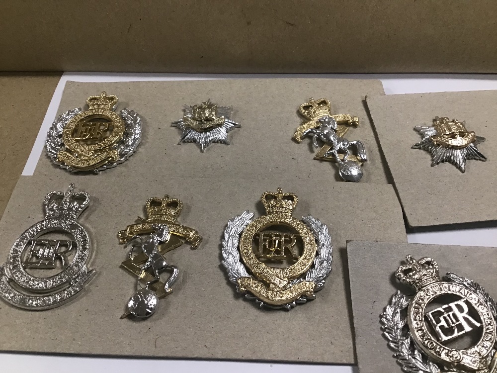 A COLLECTION OF ASSORTED MILITARY CAP BADGES FROM VARIOUS REGIMENTS WITH NAPKIN RINGS - Image 5 of 5