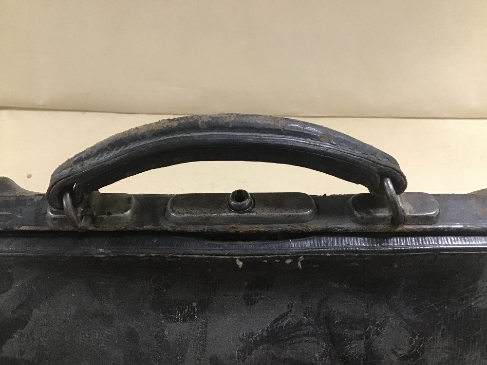 A SMALL LATE 19TH/EARLY 20TH CENTURY LEATHER GLADSTONE/DR'S BAG - Image 2 of 3