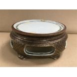 AN UNUSUAL JAPANESE PORCELAIN POT STAND WITH GILT DECORATION THROUGHOUT, FOUR PIECE CHARACTER MARK