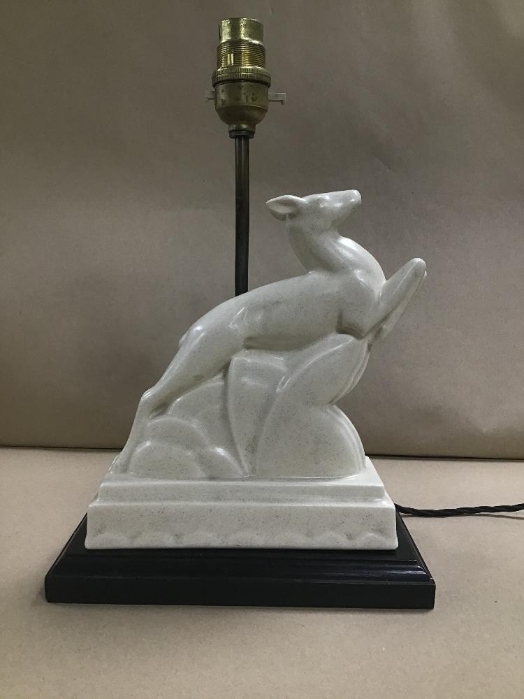 AN ART DECO STYLE FIGURAL TABLE LAMP DEPICTING A LEAPING DEER