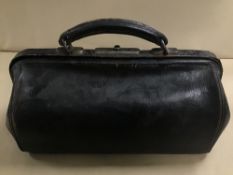 A SMALL LATE 19TH/EARLY 20TH CENTURY LEATHER GLADSTONE/DR'S BAG